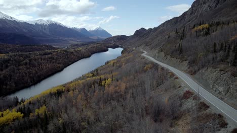 4k-30-Fps-Luftvideo-Eines-Langen-Sees-In-Alaska