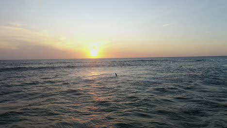 Surfer-Im-Wasser-Bei-Sonnenuntergang-In-Fantastischer-Lage