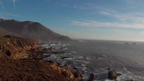 Langsames-Zurückziehen-Einer-4K-Drohne-über-Die-Klippen-Am-Meer-In-Nordkalifornien