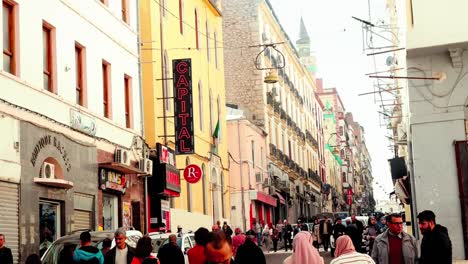 Spaziergang-Durch-Die-Straßen-Von-Constantine,-Algerien:-Erleben-Sie-Einen-Spaziergang-Durch-Die-Straßen-Der-Stadt-Und-Präsentieren-Sie-Die-Einzigartige-Architektur,-Das-Pulsierende-Straßenleben-Und-Die-Vielfältige-Kultur-Von-Constantine