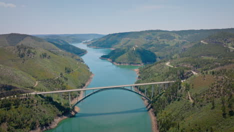 Brücke-über-Ein-Flusstal