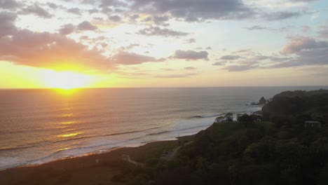 Luftaufnahme-Des-Sonnenuntergangs-An-Der-Küste-In-Atemberaubender-Lage