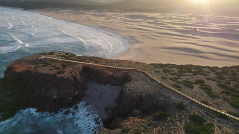 Stetige-Luftaufnahme-über-Die-Majestätische-Meereslandschaft-Während-Der-Abenddämmerung,-Wellen-Plätschern-An-Den-Sandstränden,-Standort-Bordeira,-Portugal