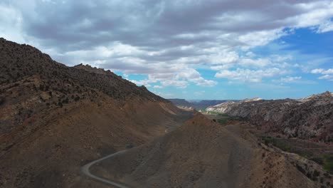 Carretera-Escénica-Entre-Rocas-Sedimentarias-En-El-Monumento-Nacional-Gran-Escalera-Escalante,-Utah,-Estados-Unidos