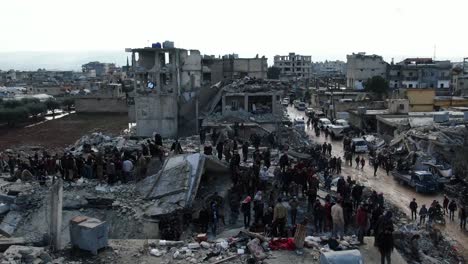 Massen-Syrischer-Menschen-Suchen-Nach-Überlebenden-Zwischen-Den-Trümmern-Zerstörter-Gebäude-Nach-Dem-Katastrophalen-Erdbeben-Am-6.-Februar-2023