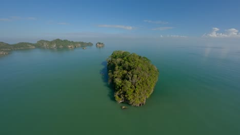 Vuelo-De-Drones-Fpv-Sobre-Islas-Verdes-Durante-Un-Día-Soleado-En-El-Parque-Nacional-Los-Haitises-Con-Agua-De-Bahía-Tropical
