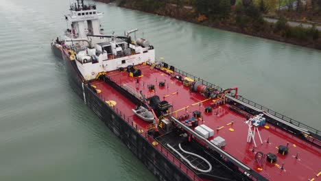 Un-Gran-Barco-Navegando-Por-El-Canal-Welland