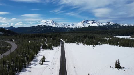 Highway-leading-toward-the-snow-capped-Cascade-Mountains-in-Oregon