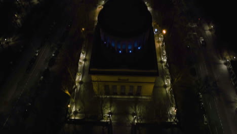 Luftaufnahme-Schräg-Vor-Dem-Beleuchteten-Grant-Grab,-Nacht-In-New-York