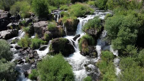 Gestufter-Wasserfall-In-Der-Hochwüste-Im-Osten-Von-Oregon