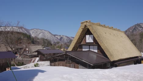 Casa-De-Pueblo-De-Montaña-Con-Techo-De-Paja-En-Shirakawago,-Gifu-Japón