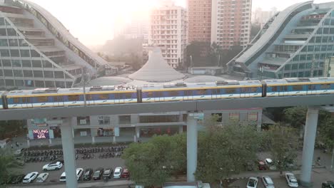 Tren-De-Metro-Que-Va-De-La-Parte-Superior-A-La-Vista-Lateral-En-Un-Goregaon-Mumbai