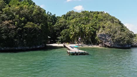 Embarcadero-En-Bahia-De-San-Lorenzo,-Parque-Nacional-Los-Haitises,-Republica-Dominicana