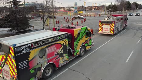 Vista-Lateral-De-Camiones-De-Bomberos-Con-Obras-De-Arte-Especiales-Del-Mes-De-La-Historia-Negra