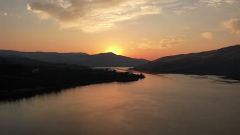 Sonnenuntergang-über-Dem-Columbia-River-In-Der-Abenddämmerung
