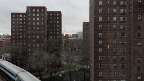 Luftaufnahme-über-Einem-Zug-Und-Inmitten-Von-Eigentumswohnungen,-Die-Das-Stadtbild-Von-Harlem,-Einem-Düsteren-Frühlingstag-In-New-York,-USA,-Enthüllt