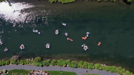 Gente-Flotando-Río-Abajo-En-Cámaras-De-Aire-Y-Kayaks-Durante-El-Verano