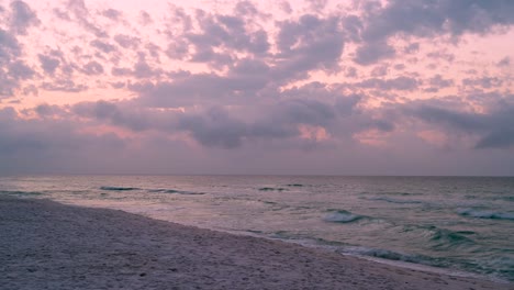 Zeitraffer-Sonnenaufgang-Voller-Wolken-Am-Himmel-Am-Weißen-Sandstrand,-Smaragdgrünes-Wasser-Der-Golfküste-Von-Florida,-Fischer,-Der-Seine-Angel-Auswirft