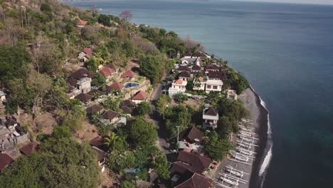 Luftaufnahme-Eines-Touristischen-Dorfes-Mit-Kleinen-Häusern,-Umgeben-Von-Türkisfarbenem-Meerwasser-In-Indonesien