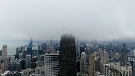 Luftaufnahme-Niedrige-Wolken-Ziehen-über-Der-875-North-Michigan-Avenue,-Im-Düsteren-Chicago,-USA