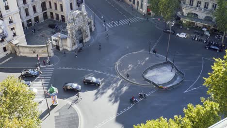 Metropolitan-area-with-cars-and-bikes-of-Paris-France,-top-down