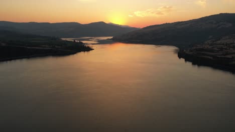 Die-Sonne-Geht-über-Dem-Columbia-River-In-Oregon-Und-Washington-Unter