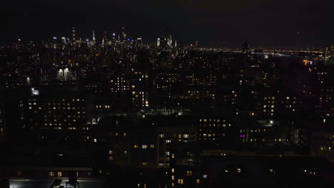 Luftaufnahme-Tief-über-Beleuchteten-Wohnungen-In-Morningside-Heights,-Nacht-In-New-York,-USA