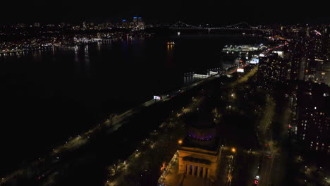 Vista-Aérea-Pasando-La-Iglesia-Junto-Al-Río,-Inclinándose-Hacia-La-Tumba-De-Grant,-Noche-En-Nueva-York,-Estados-Unidos