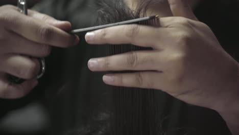 Primer-Plano-De-Peluquero-Peinando-Y-Cortando-El-Cabello-De-Los-Hombres-En-Una-Barbería