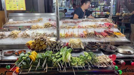 Vendedora-Prepara-Y-Vende-Lok-Lok,-Famosa-Comida-Callejera-En-Jalan-Alor,-Kuala-Lumpur,-Malasia