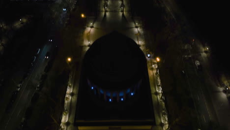 Luftaufnahme-über-Dem-General-Grant-National-Memorial,-Nachts-In-New-York,-USA-–-Neigung,-Drohnenaufnahme