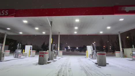 Tankstelle-Verlassen-Im-Winter-Schneefall-In-Der-Nacht
