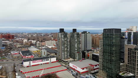 Drone-Disparó-Hacia-Los-Condominios-Arches-En-El-Sur-Del-Bronx,-Día-Nublado-En-Nueva-York,-Estados-Unidos