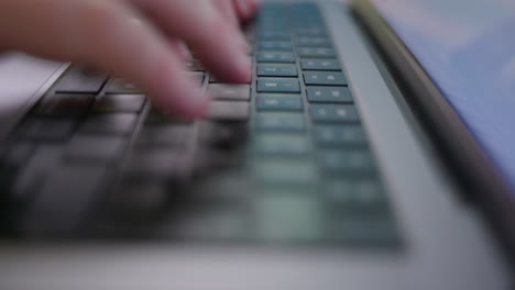 Person,-Die-Schnell-Auf-Einer-Laptop-Computertastatur-Tippt
