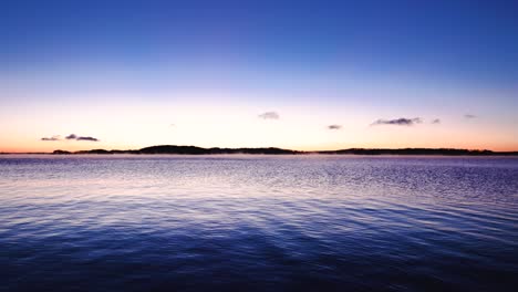 Blauer-Und-Orangefarbener-Sonnenaufgang-über-Dem-See,-Video-4k
