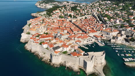 Vista-Aérea-De-Dubrovnik-Con-Puerto-Y-Murallas-De-La-Ciudad-Vieja,-Croacia