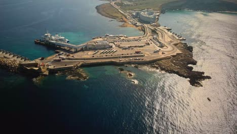 Luftdrohnenaufnahme-In-Richtung-Cirkewwa-Gozo-Fähre-Malta