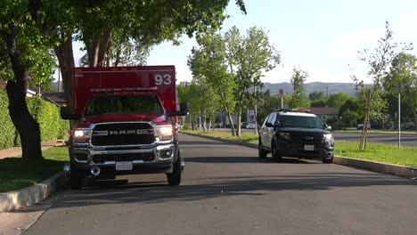 Departamento-De-Bomberos-Y-Policía-Esperando-En-La-Escena