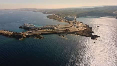 Luftdrohnenaufnahme,-Die-Sich-Von-Der-Fähre-Cirkewwa-Gozo-Malta-Entfernt-Und-Sie-Freigibt