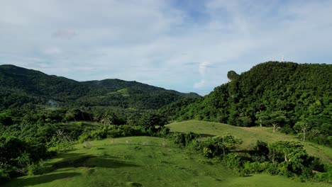 Antena-Del-Faro-De-Bote-Y-Exuberantes-Colinas-Boscosas-Tropicales,-Catanduanes,-Filipinas