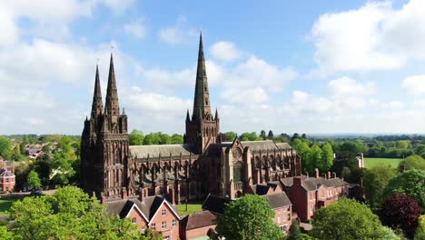 Luftaufnahme-Der-Kathedrale-Von-Lichfield-Im-Frühling,-Lichfield,-Staffordshire