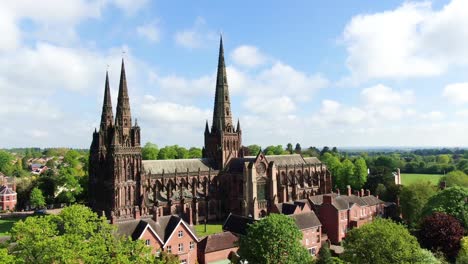 Vista-Aérea-De-La-Catedral-De-Lichfield-En-Primavera,-Lichfield,-Staffordshire