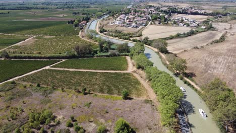 Das-üppige-Grüne-Ackerland-Südfrankreichs,-Während-Sich-Der-Kanal-Zum-Nächsten-Dorf-Schlängelt