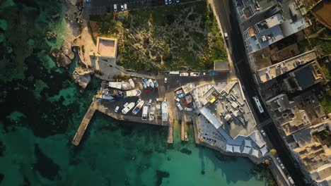 Disparo-De-Drones-En-Dirección-Descendente-Hacia-El-Astillero-En-La-Bahía-De-Mellieha,-Malta