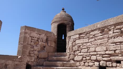 Das-Sqala-Gebäude-In-Essaouira,-Marokko,-Ist-Ein-Historisches-Bauwerk-Mit-Quadratischer-Form,-Dicken-Steinmauern-Und-Dekorativen-Elementen