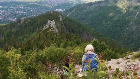 15-De-Julio-De-2022-Zakopane,-Polonia:-Sendero-Turístico-Del-Parque-Nacional-De-Las-Montañas-Tatra-Hasta-La-Cima-Del-Pico-Sarnia-Skala,-Polonia