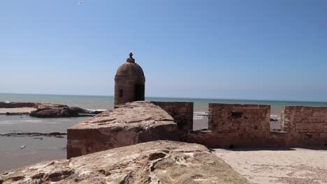 Das-Sqala-Gebäude-In-Essaouira,-Marokko,-Ist-Ein-Historisches-Bauwerk-Mit-Quadratischer-Form,-Dicken-Steinmauern-Und-Dekorativen-Elementen