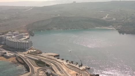 Enthüllen-Sie-Eine-Drohnenaufnahme-Der-Paradise-Bay-Malta-Mit-Dem-Hotel-Im-Hintergrund