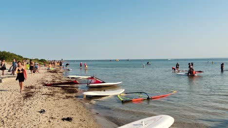 Jastarnia,-Polen,-12.-Juli-2022:-Windsurfbretter-Und-Drachen-Am-Strand
