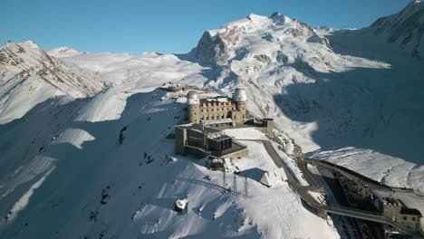 Filmische-Umlaufaufnahme-über-Der-Berühmten-Aussichtsplattform-Gornergrat-In-Der-Schweiz